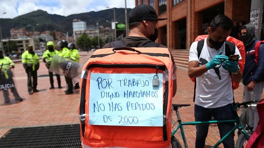 Parecemos contratistas. Ellos solo nos ponen la materia prima, que son los domicilios, pero nosotros ponemos todo lo demás. Foto: Colprensa