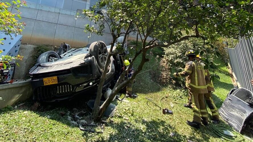 Carro que se precipitó desde un quinto piso en Medellín. Foto: Cortesía Dagrd Medellín