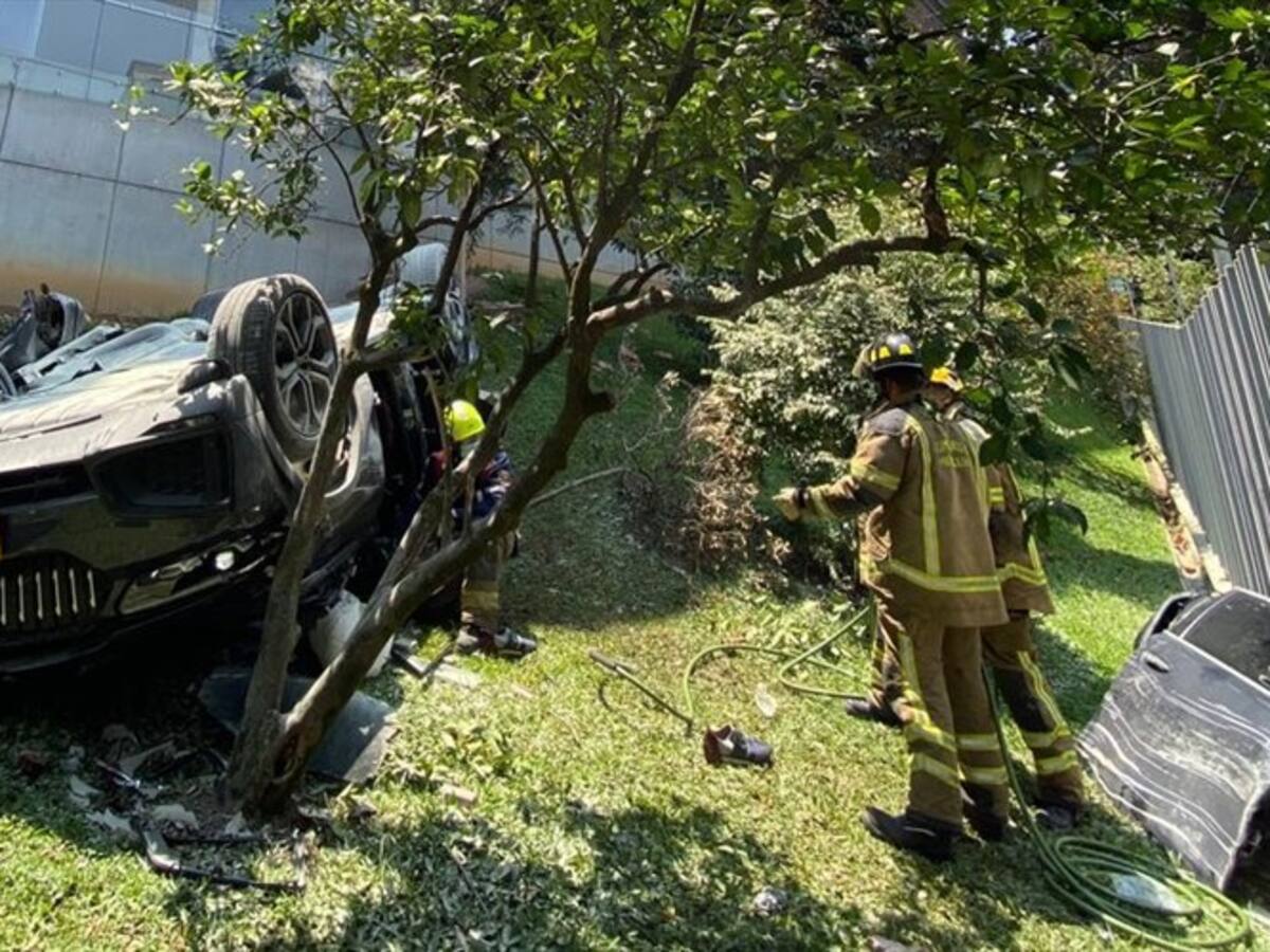 Autoridades de Medellín hallaron caleta de armas en carro que se cayó de un parqueadero