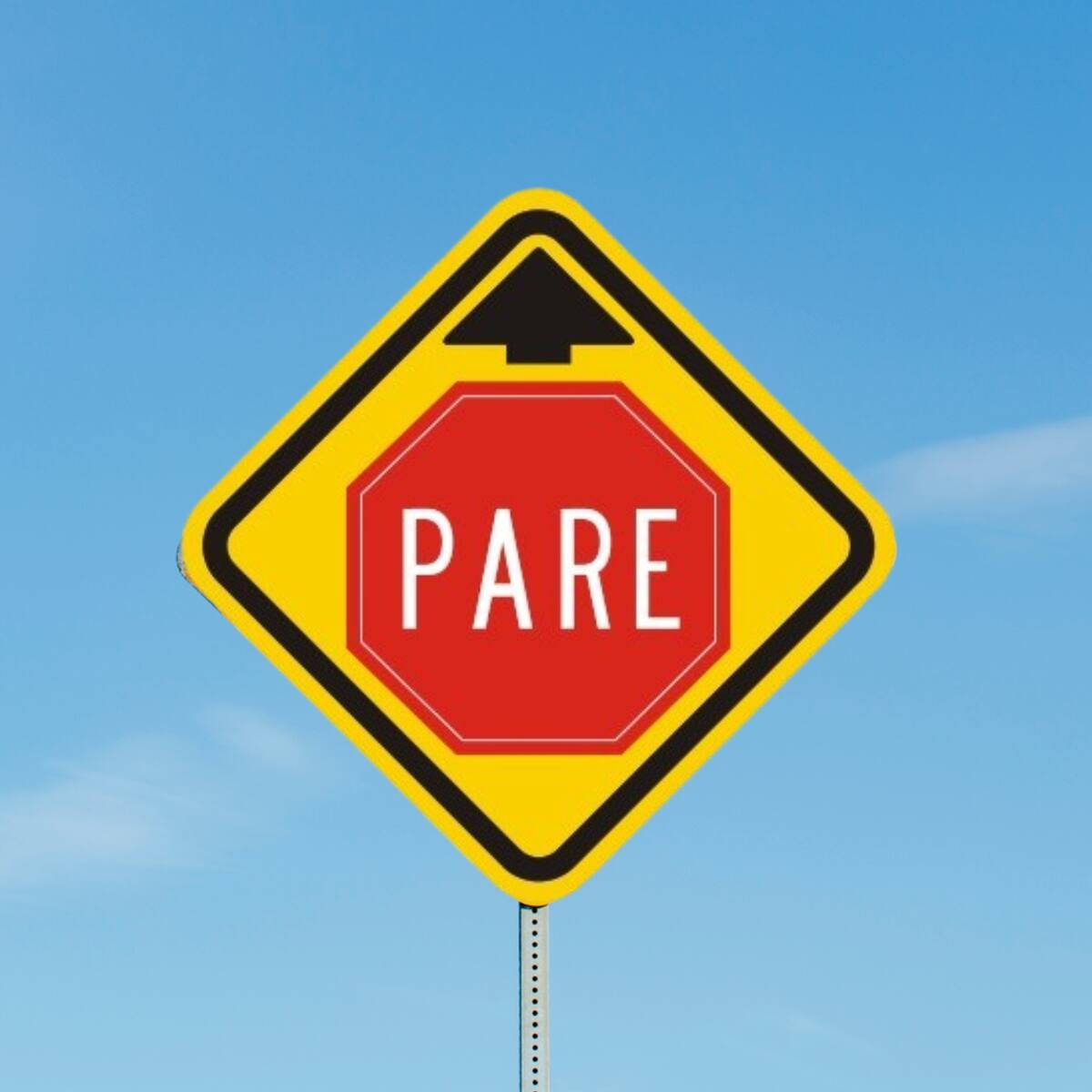 ¿Qué significa la señal de tránsito amarilla con un PARE y una flecha? Multa por infringirla
