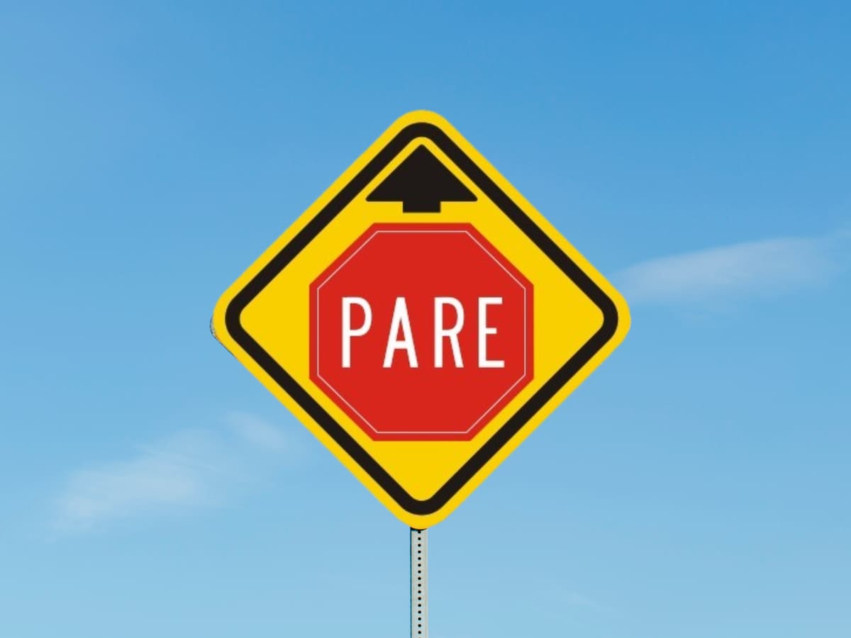 ¿Qué significa la señal de tránsito amarilla con un PARE y una flecha? Multa por infringirla