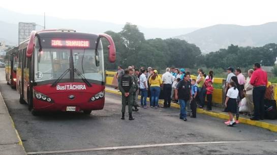Transporte escolar venezolano en la frontera