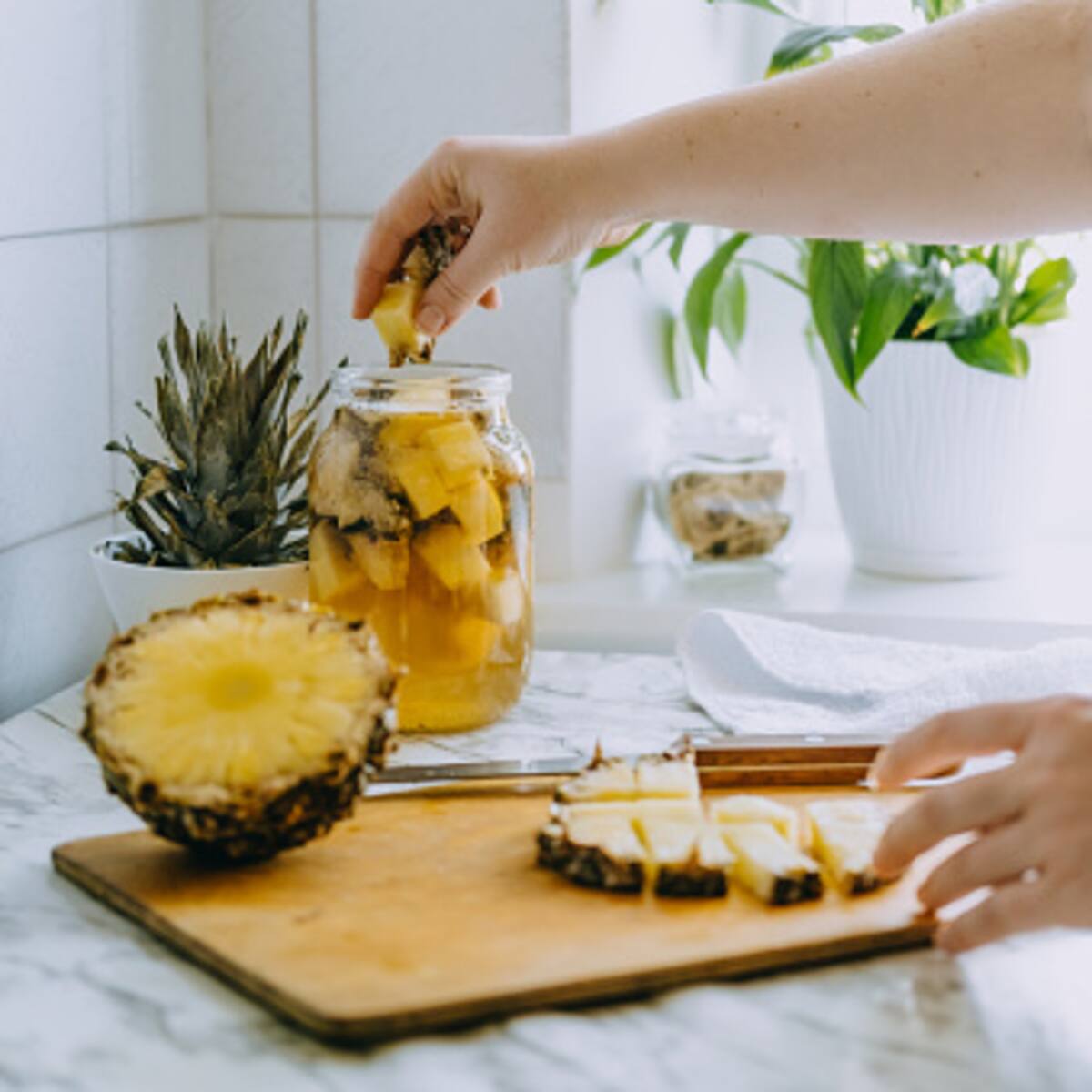 Verdad o mito: ¿Tomar agua de cáscara de piña baja de peso?
