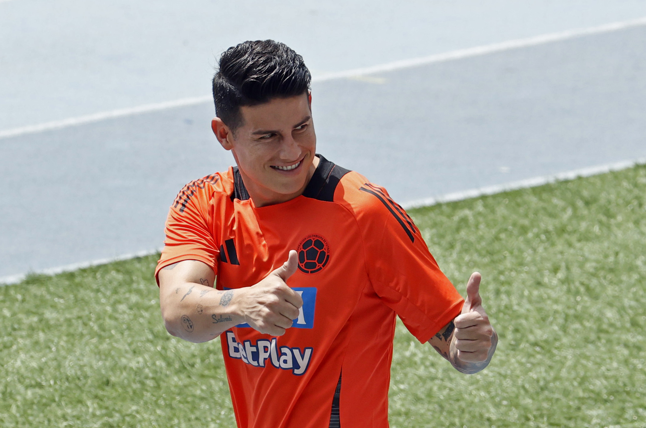 James Rodríguez, de la selección nacional de fútbol de Colombia, saluda a los asistentes durante un entrenamiento este lunes 9 de septiembre, en el estadio Metropolitano Roberto Meléndez, en Barranquilla (Colombia). Colombia se prepara para enfrentar a Argentina este martes en Barranquilla. Foto: EFE