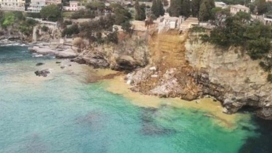El histórico cementerio de Camogli, en Génova, sufrió un derrumbe que dejó a decenas de ataúdes flotando en el mar. Foto: Captura de video