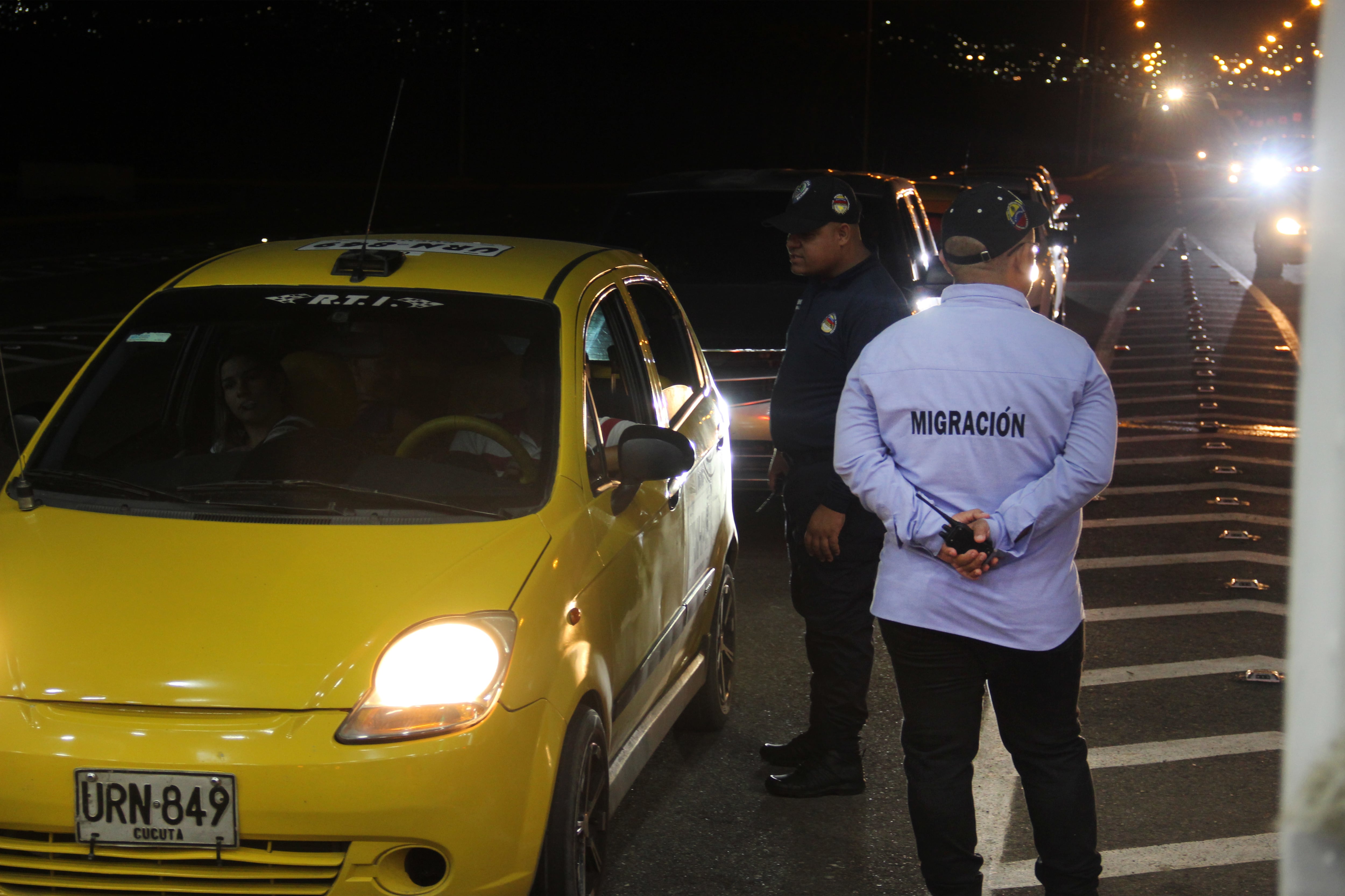 Funcionarios de inmigración venezolanos son vistos revisando la documentación de los viajeros que cruzan el Puente Internacional Atanasio Girardot. Cúcuta, 11 de enero de 2023. Jorge Mantilla/ Getty Images