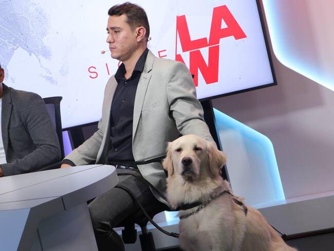 Anderson Gómez y su perra guía, Latina, en Sigue La W.