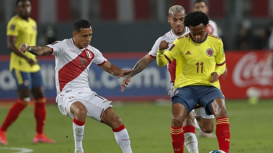 Yoshimar Yotun y Juan Guillermo Cuadrado en el Perú vs. Colombia por Eliminatorias. Foto: PAOLO AGUILAR/POOL/AFP via Getty Images