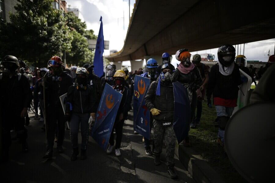Integrantes de la Primera Línea en Bogotá. Foto: Colprensa.