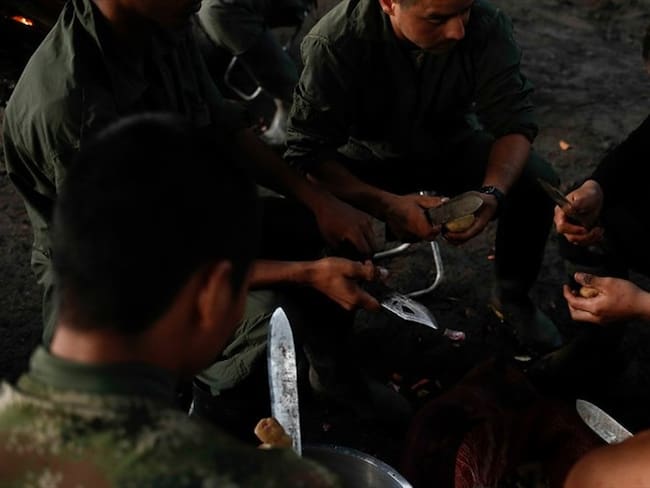 Cotidianidad de guerrilleros durante la Décima Conferencia Nacional Guerrillera de las Farc-EP. Foto: Colprensa - Juan Páez