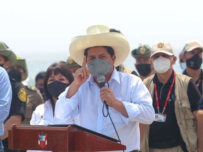 President of Peru Pedro Castillo speaks during the oil spill cleanup in the shore of Cavero Beach on January 20, 2022 in Ventanilla, Peru. (Photo by Marcos Reategui/Getty Images)