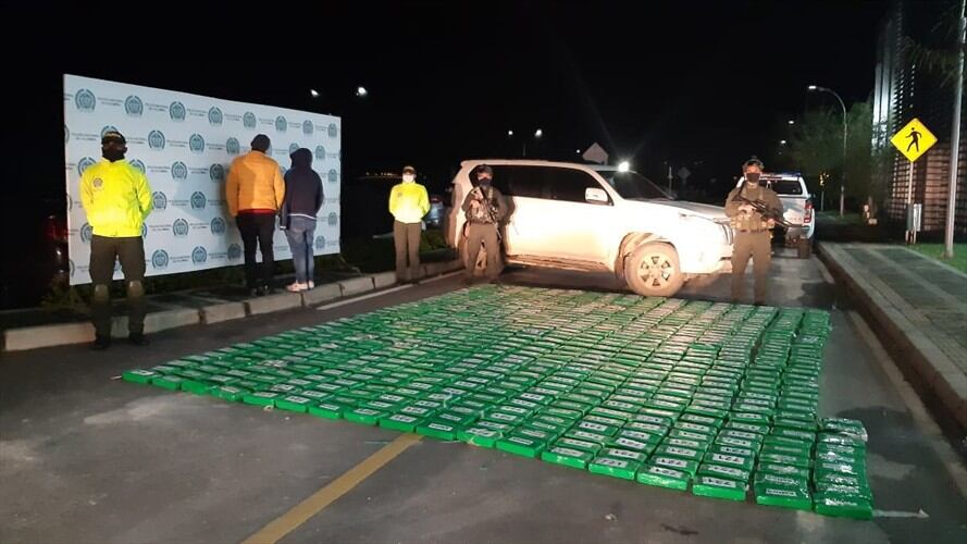 Los funcionarios se movilizaban en una camioneta con la droga, pero fueron detenidos por las autoridades . Foto: Policía Nacional