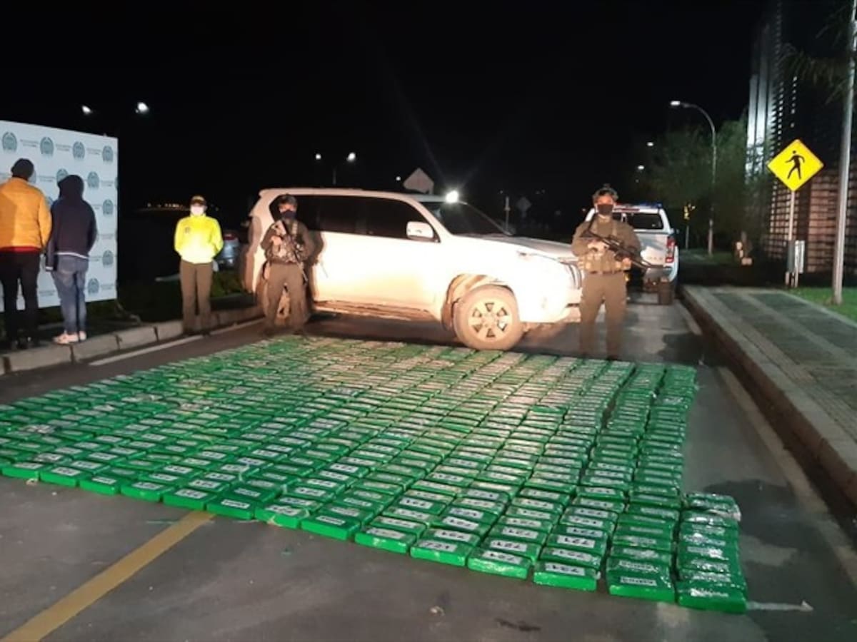 Capturan a dos policías con un cargamento de cocaína en Cauca