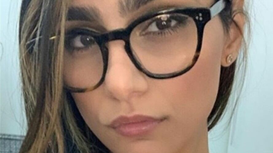 Mia Khalifa se bajó la ropa interior y mostró su abdomen. Foto: Instagram: @miakhalifa