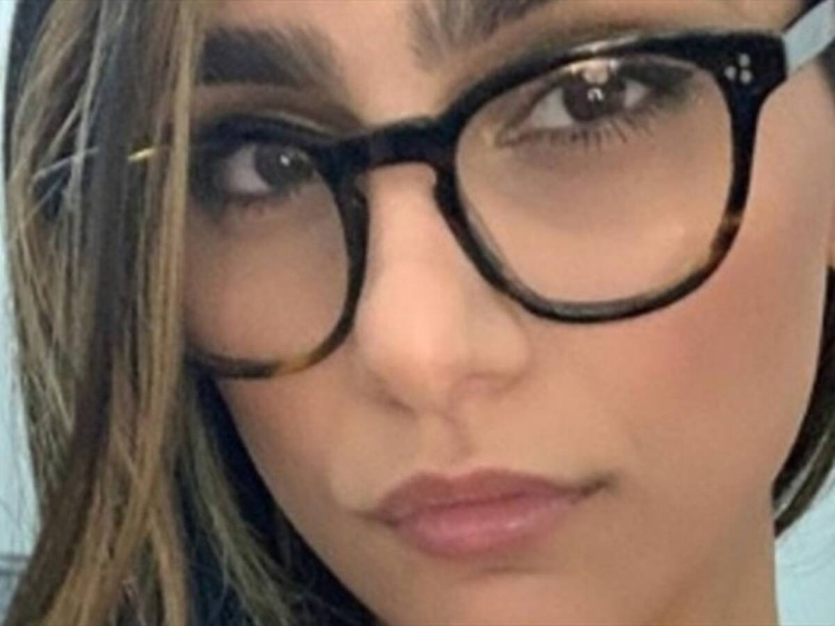 Mía Khalifa exhibió su tonificado abdomen bajando su ropa interior