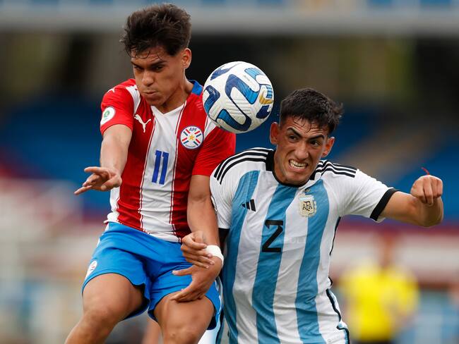 AMDEP331. CALI (COLOMBIA), 21/01/2023.- Leonardo Rolón (i) de Paraguay disputa un balón con Lautaro Di Lollov de Argentina hoy, en un partido de la fase de grupos del Campeonato Sudamericano Sub'20 entre las selecciones de Paraguay y Argentina en el estadio Pascual Guerrero en Cali (Colombia). EFE/ Ernesto Guzmán Jr.