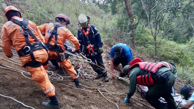 La comunidad había extraído los cuerpos y los socorristas apoyaron las labores para evacuarlos de la zona. Foto: Bomberos Popayán
