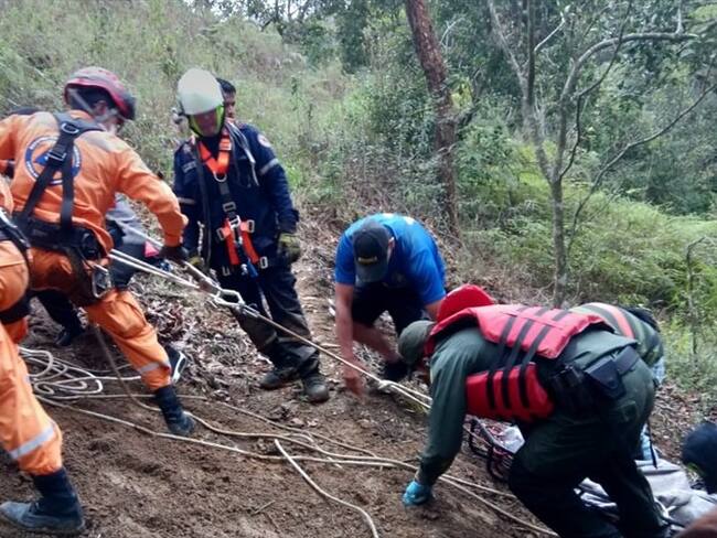 La comunidad había extraído los cuerpos y los socorristas apoyaron las labores para evacuarlos de la zona. Foto: Bomberos Popayán