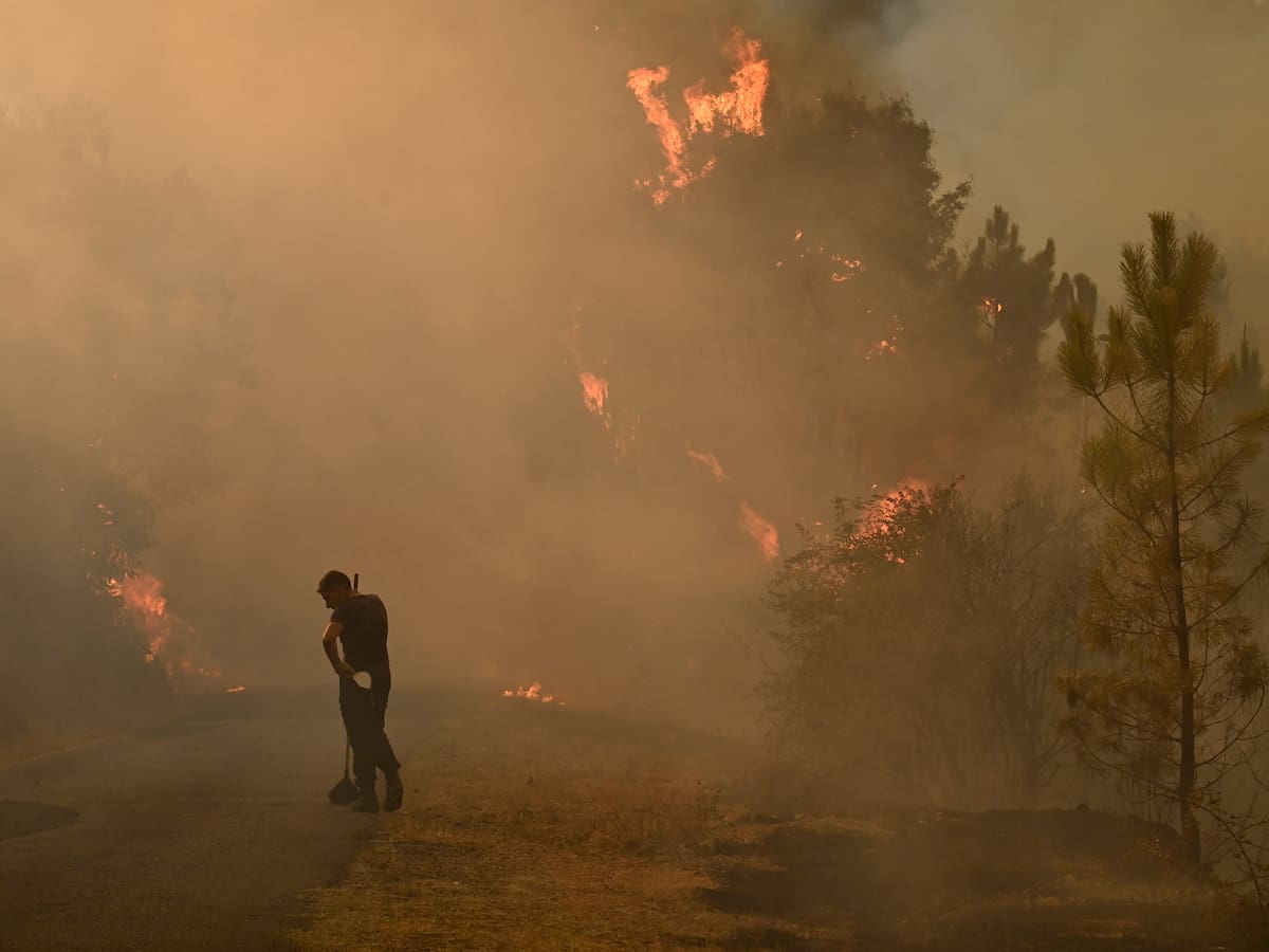 Los incendios forestales continúan en España y se reportan tres muertos y miles de evacuados