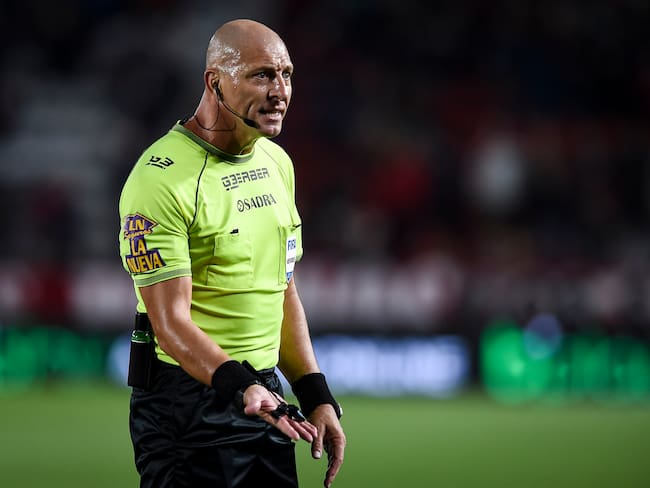 Néstor Pitana en el partido entre Estudiantes y River Plate