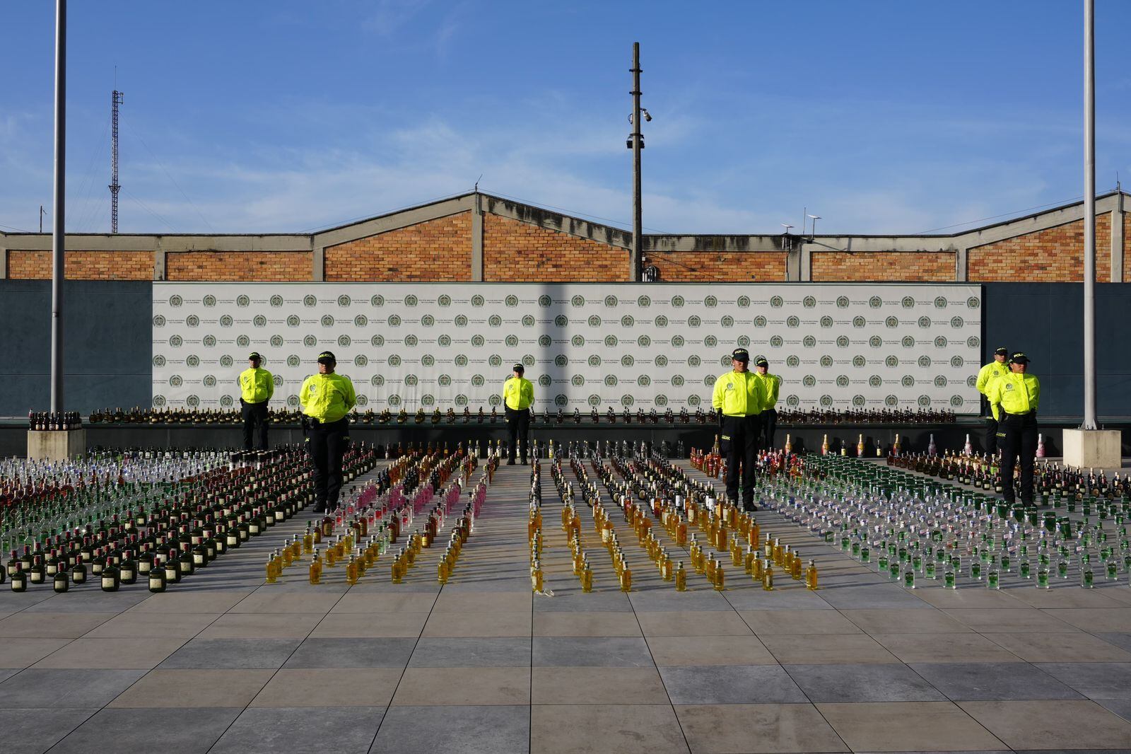 Incautan más de 4 mil botellas de licor adulterado y de contrabando en Bogotá. Foto: suministrada.