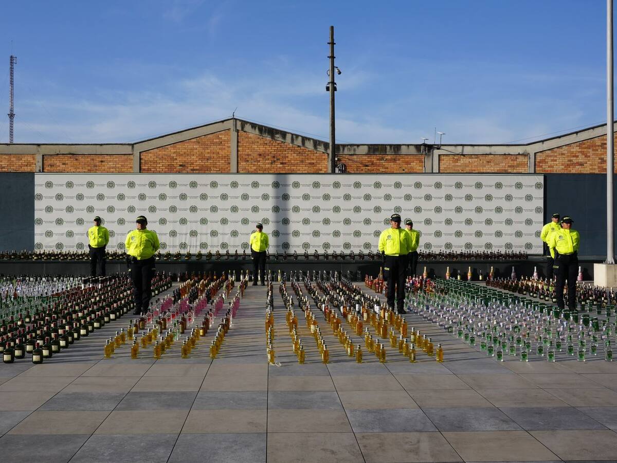 Incautan más de 4 mil botellas de licor adulterado y de contrabando en Bogotá
