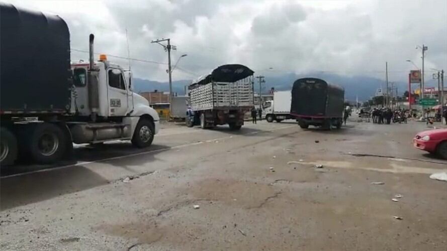 Los taxistas también se encuentran bloqueando la entrada de Tunja por Green Hills.. Foto: W