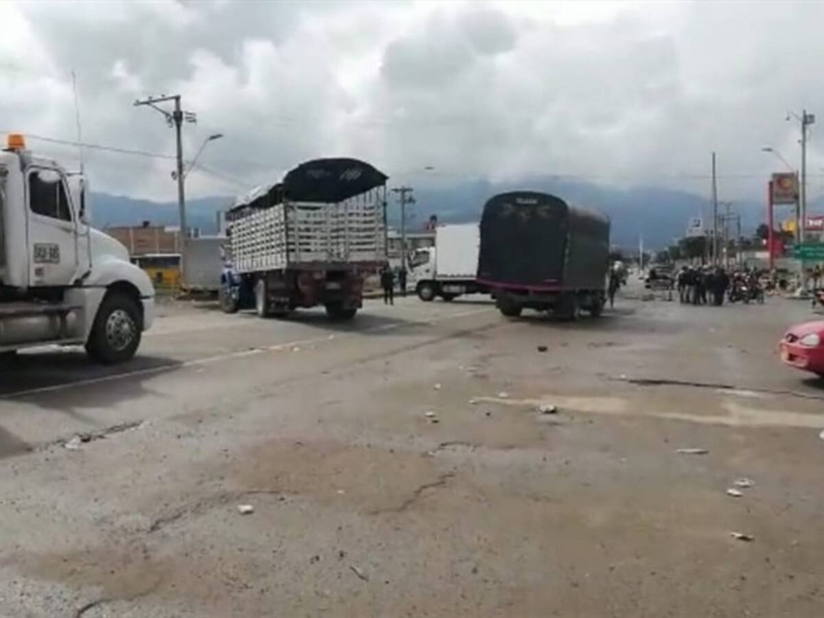 Camioneros y manifestantes bloquean tres vías nacionales en Boyacá