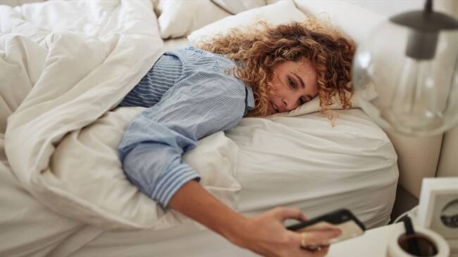 La procrastinación, ​postergación o posposición es la acción o hábito de retrasar actividades o situaciones que deben atenderse diariamente. Foto: Getty Images/ LumiNola