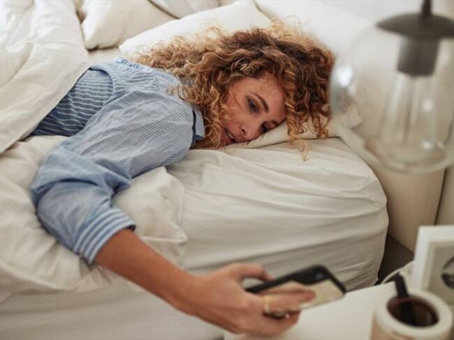 La procrastinación, ​postergación o posposición es la acción o hábito de retrasar actividades o situaciones que deben atenderse diariamente. Foto: Getty Images/ LumiNola