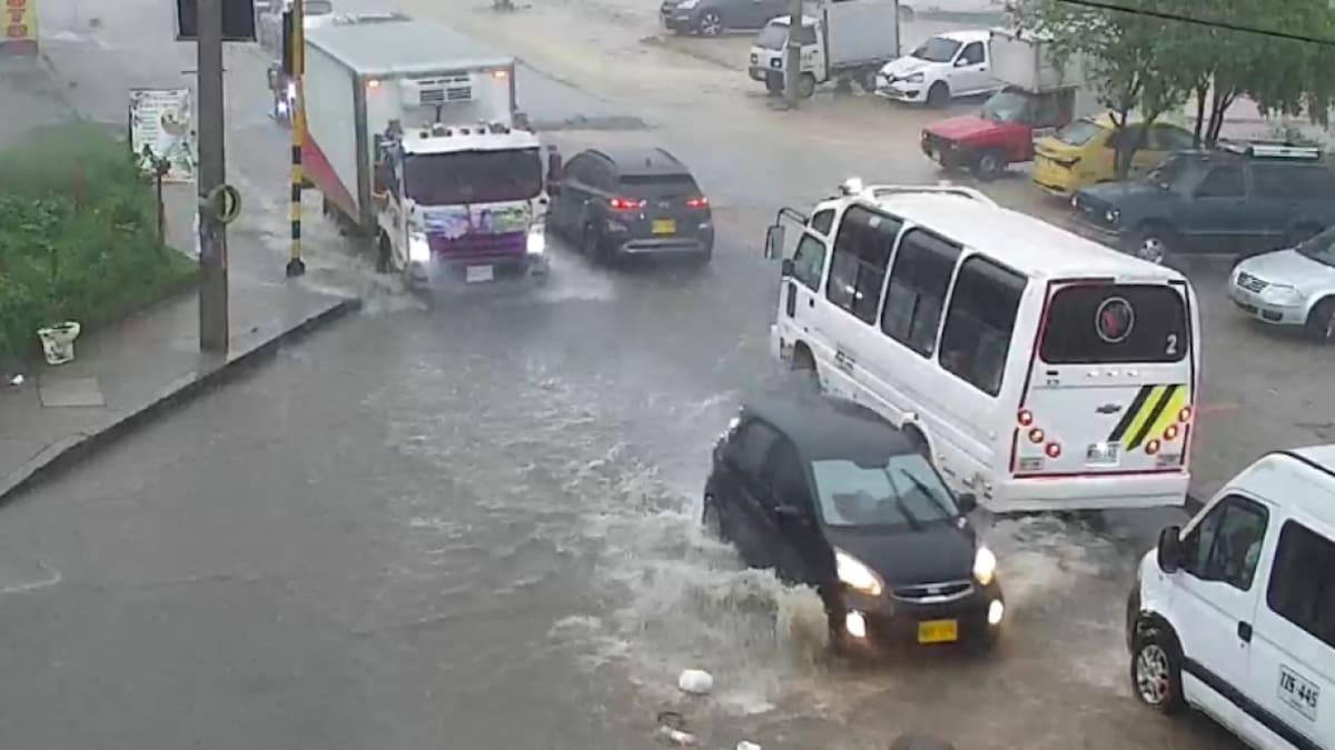 Viernes caótico en Bogotá: lluvias intensas y accidente complicaron la movilidad