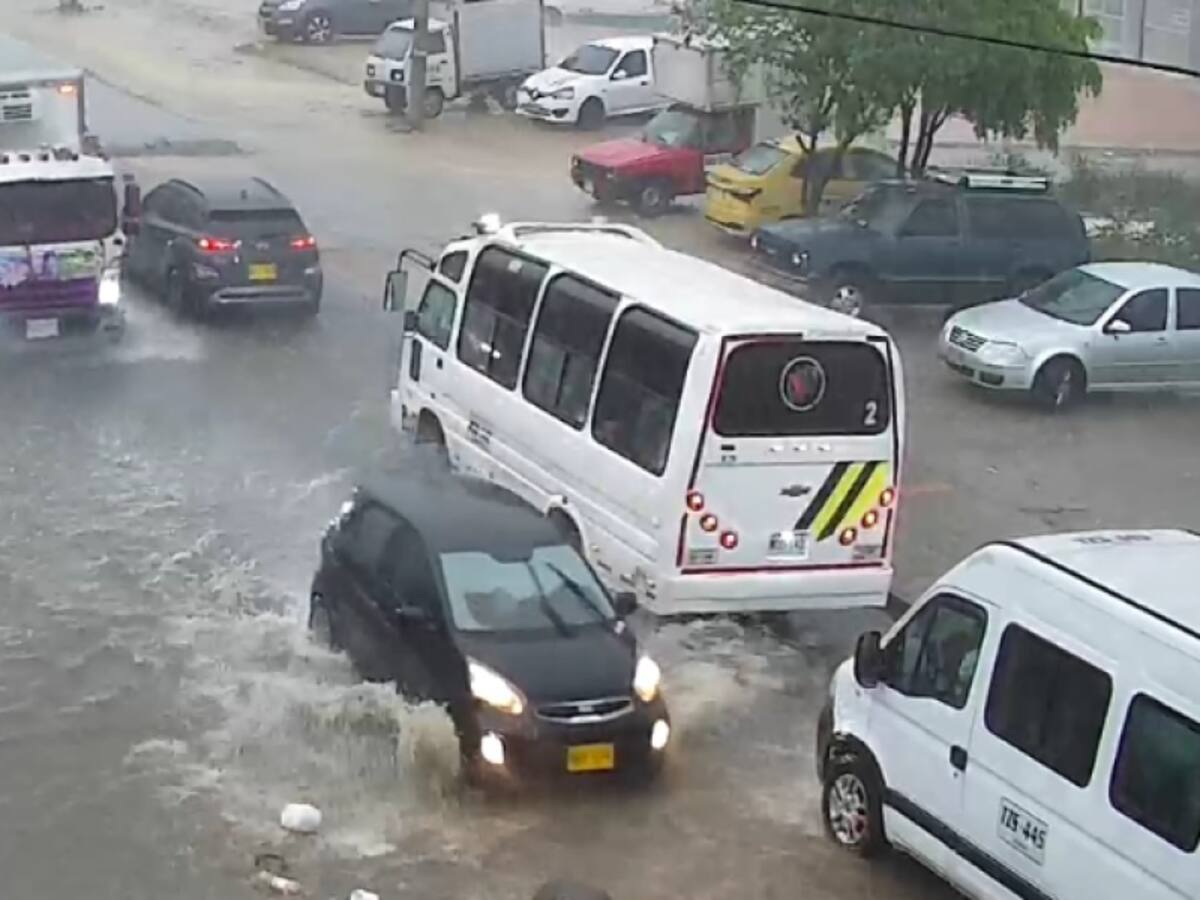 Viernes caótico en Bogotá: lluvias intensas y accidente complicaron la movilidad