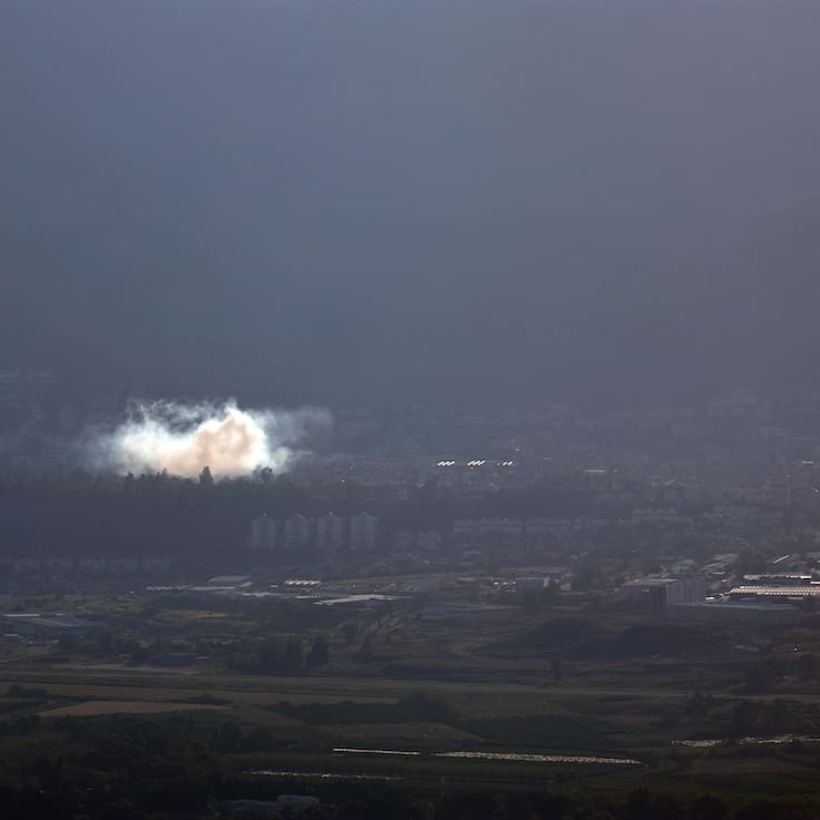 Undisclosed (Israel), 17/04/2024.- Smoke rises from an Israeli border town as a result of a rocket launched from southern Lebanon, as seen from Israel, 17 April 2024. According to the Israeli army spokesperson, on 17 April evening IAF fighter jets struck Hezbollah infrastructure used by the organization&#039;s aerial defense system in northern Baalbek. (Líbano, Hizbulá/Hezbolá) EFE/EPA/ATEF SAFADI