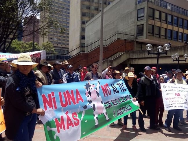 Lecheros del país realizan protesta al frente del Ministerio de Comercio. Foto: Cristian Medina (W Radio)
