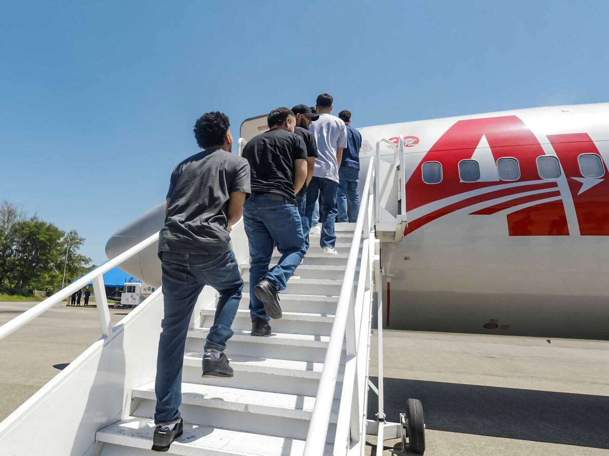 Aterrizan en Venezuela dos aviones con los 252 migrantes que estaban presos en El Salvador