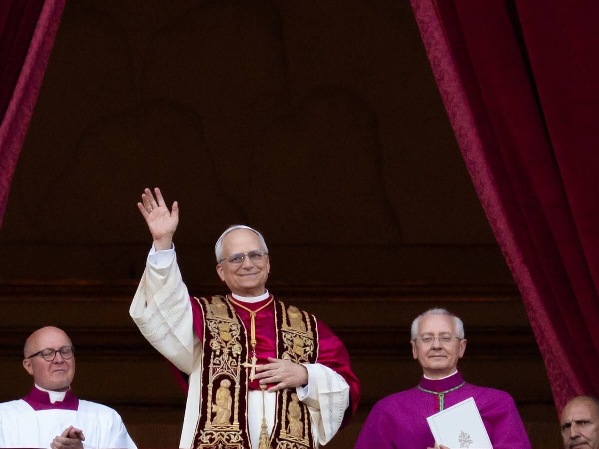 El papa León XIV se presentó ante el mundo con todos los elementos de la vestimenta papal