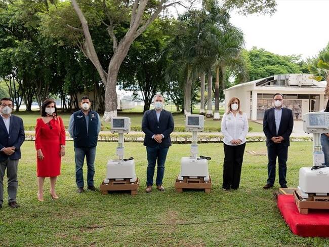 El presidente Iván Duque, hizo entrega de 100 ventiladores en Cali. Foto: Colprensa
