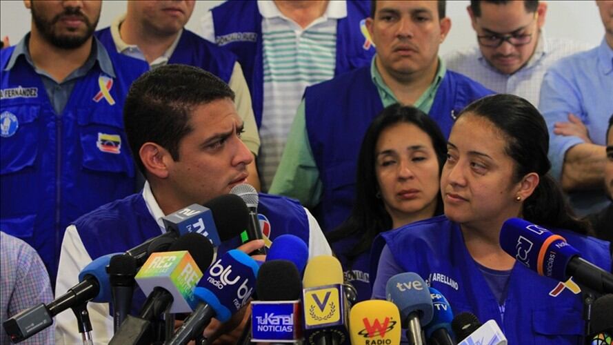 Los diputados Gaby Arellanos (der) y José Manuel Olivares (izq) en compañía de otros diputados de la Asamblea Nacional de Venezuela. Foto: Agencia Anadolu