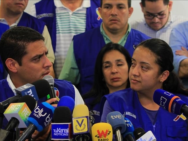 Los diputados Gaby Arellanos (der) y José Manuel Olivares (izq) en compañía de otros diputados de la Asamblea Nacional de Venezuela. Foto: Agencia Anadolu