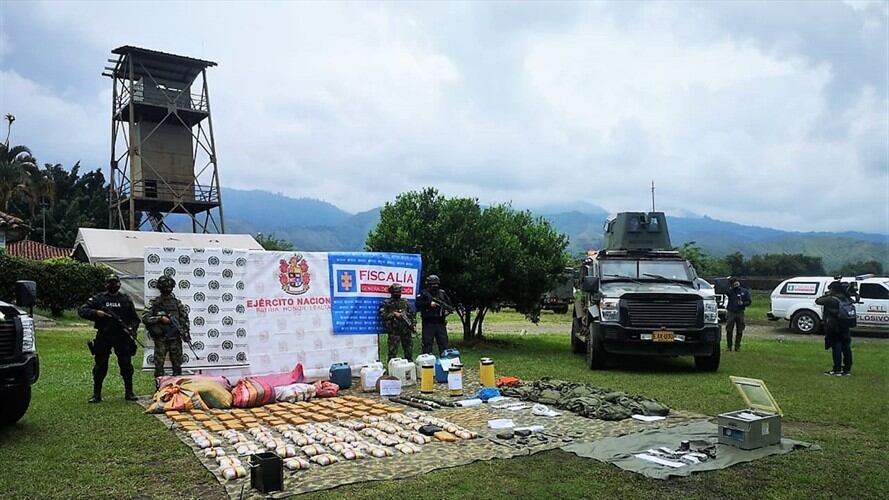 En las diligencias, las autoridades incautaron 500 kilogramos de marihuana y abundante material de guerra e intendencia . Foto: Ejército Nacional