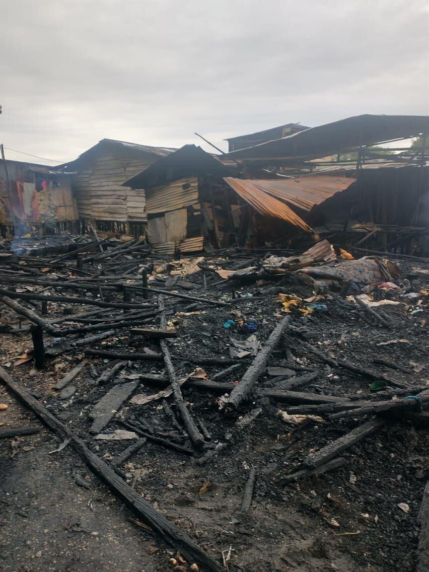 El incendio inició en una de las casas del sector y se extendió a las otras estructuras hechas en madera, sin ocasionar pérdidas humanas. Foto: Cortesía.