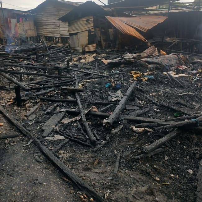 El incendio inició en una de las casas del sector y se extendió a las otras estructuras hechas en madera, sin ocasionar pérdidas humanas. Foto: Cortesía.