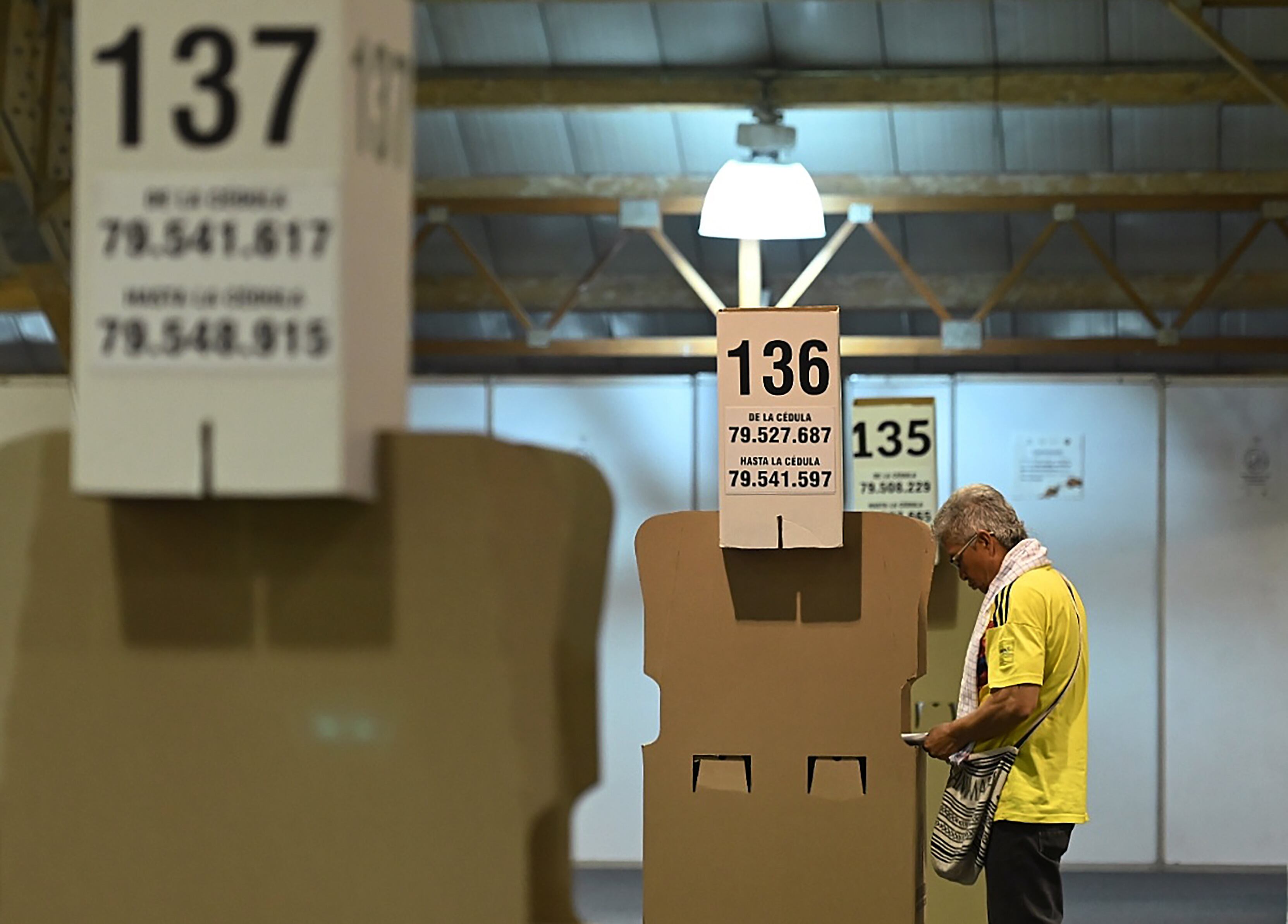 MED125. BOGOTÁ (COLOMBIA), 29/10/2023. Ciudadanos votan en las elecciones regionales y locales hoy, en Bogotá (Colombia). EFE/ Natalia Pedraza Bravo