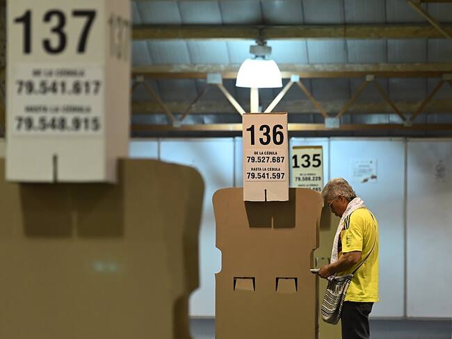 MED125. BOGOTÁ (COLOMBIA), 29/10/2023. Ciudadanos votan en las elecciones regionales y locales hoy, en Bogotá (Colombia). EFE/ Natalia Pedraza Bravo