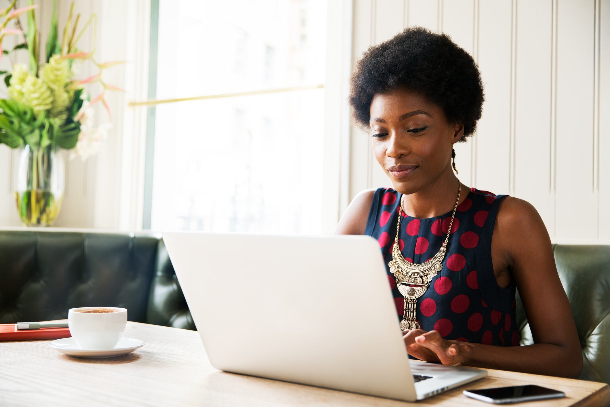 Mujer investigando sobre las vacantes, imagen de referencia. Foto: Getty Images
