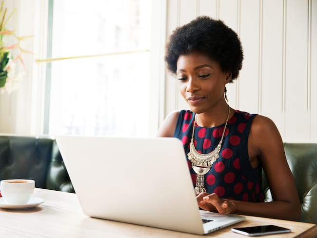 Mujer investigando sobre las vacantes, imagen de referencia. Foto: Getty Images