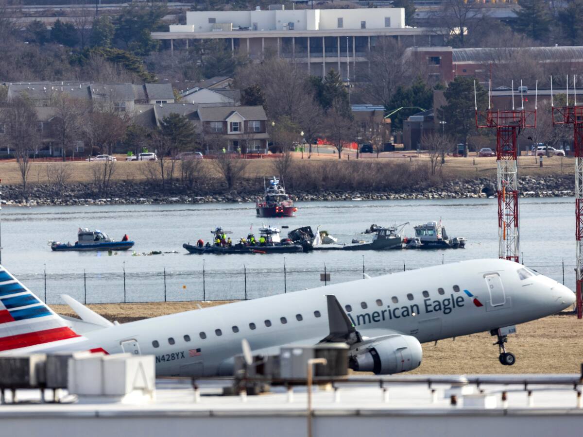 El número de controladores en el momento del choque en Washington “no era normal”, según informe