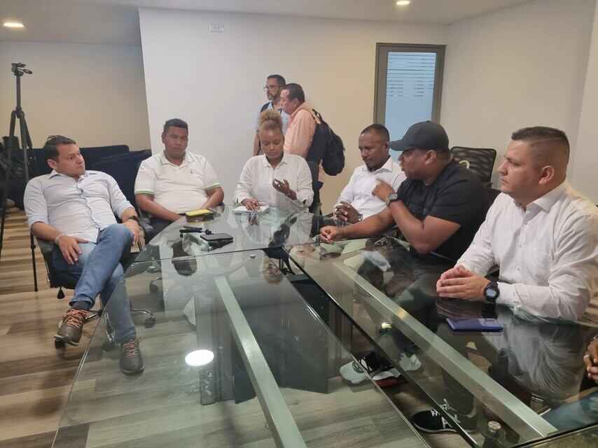 Rueda de prensa sobre el anuncio de la extensión de la tregua entre los Shottas y los Espartanos en Buenaventura. Foto: Colprensa.