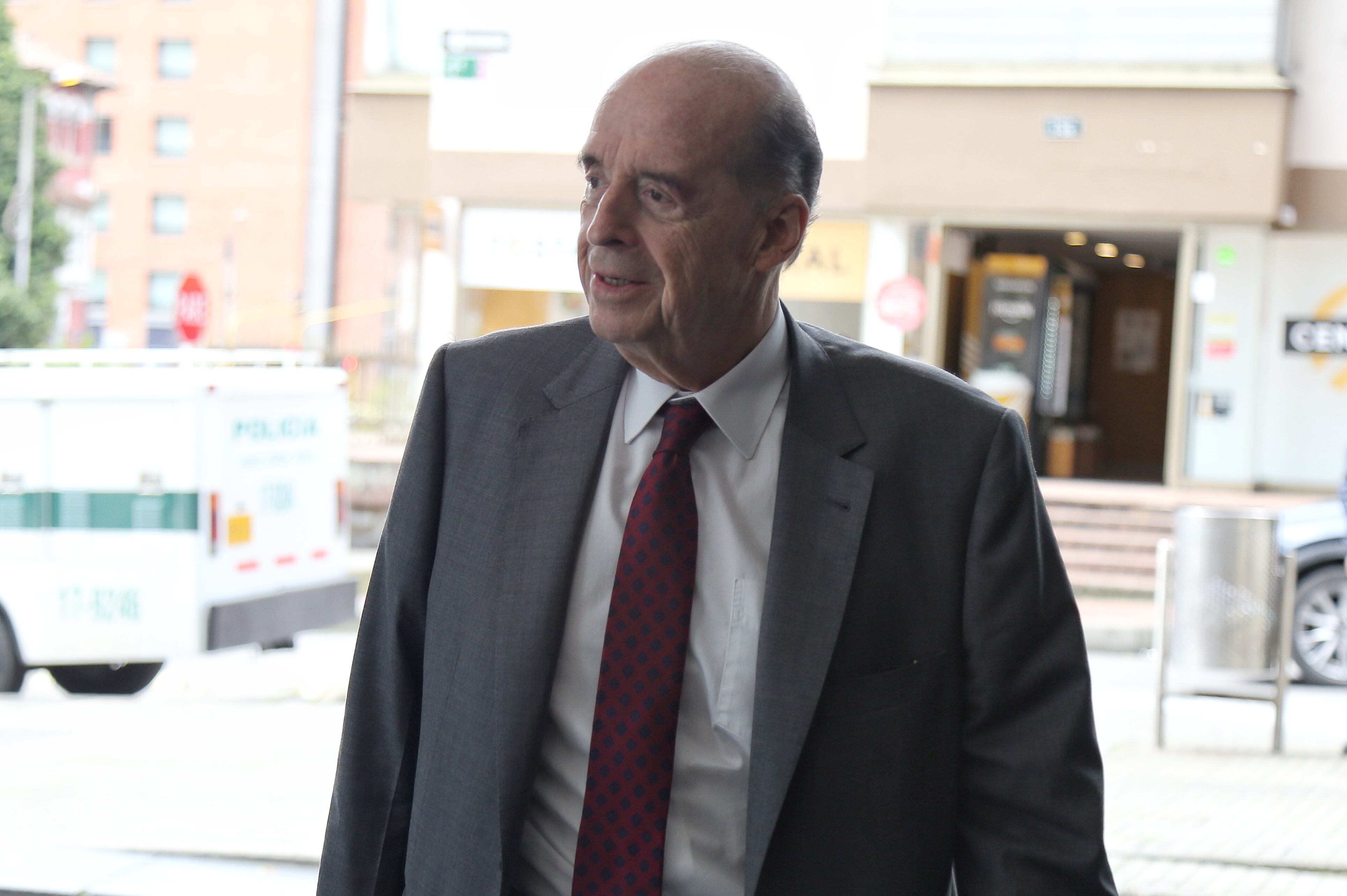 BOGOTÁ. Julio 29 de 2022. Álvaro Leyva, Ministro de Relaciones Exteriores designado, llega a la reunión del Presidente Electo Gustavo Petro con la sala plena de la Jurisdicción Especial para la paz, JEP. (Colprensa - Camila Díaz)