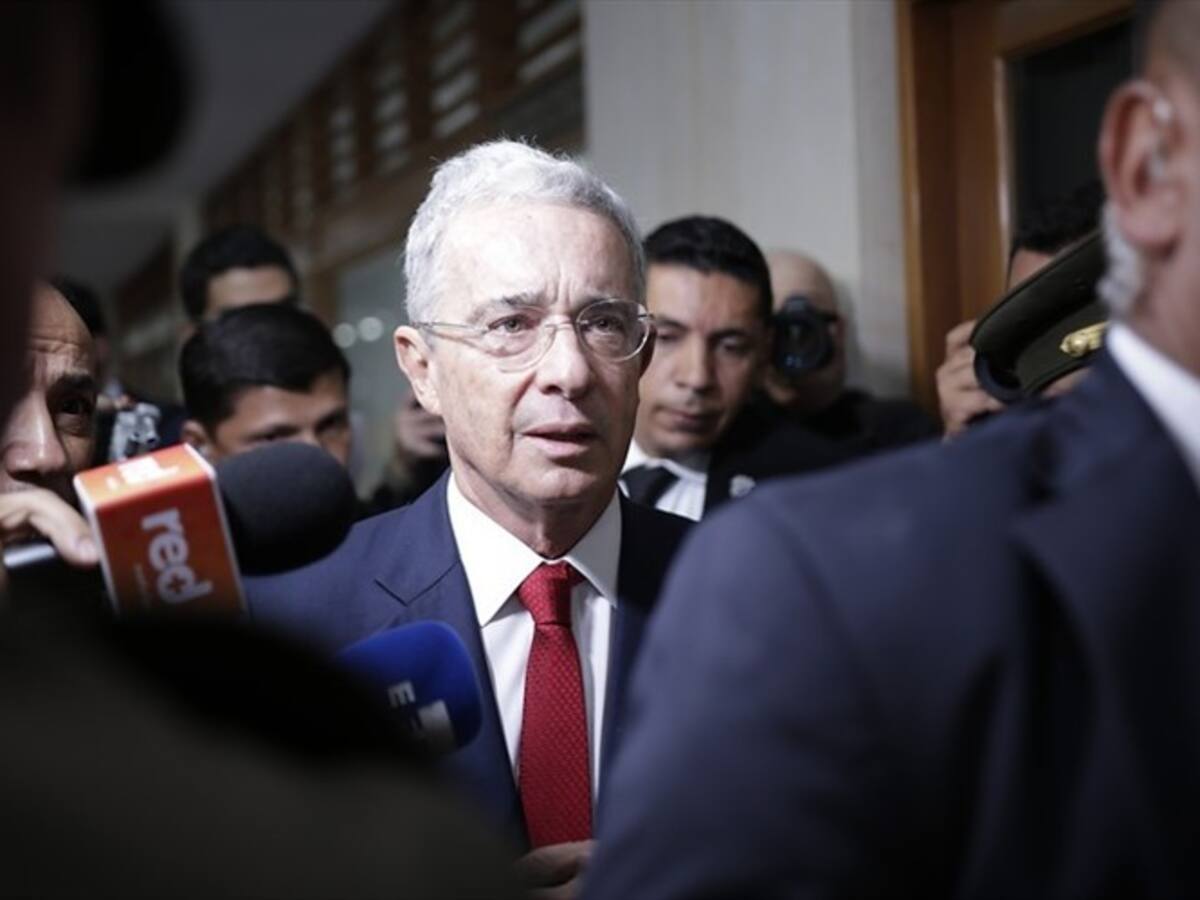Uribe se opone al proyecto que flexibiliza el porte de armas